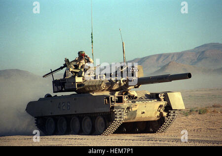 Sheridan Tank geändert visuell darzustellen eine gegensätzliche Kräfte tank, t-80, während der Schlacht Übungen für die 177. gepanzerte Brigade im National Training Center. M551 Sheridan Vismod t-80 Stockfoto