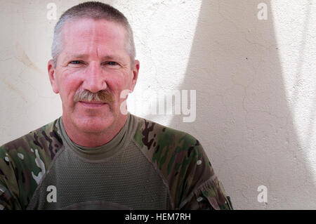 KHOWST Provinz, Afghanistan - US Army National Guard Spc. Terry Mühlen, 51, Nationalgarde der nach seinem Rücktritt als Chef der Feuerwehr vor vier Jahren.  Er war nicht bereit, auf einen 32-jährigen Karriere im Rettungsdienst aufgeben und dient nun auf nach vorne Operating Base Salerno, Afghanistan, als ein Medevac-Crew-Chief.  "Wenn Sie den Anruf erhalten, dein Herz in deine Kehle springt das Adrenalin übernimmt und laufen für den Hubschrauber zu starten," sagte Mills, der Brandon, Frl. "alles was ich ist weiß, gibt es draußen ein Soldaten, der uns braucht, und wir haben dorthin so schnell wie wir können." (US Armee-Foto Stockfoto