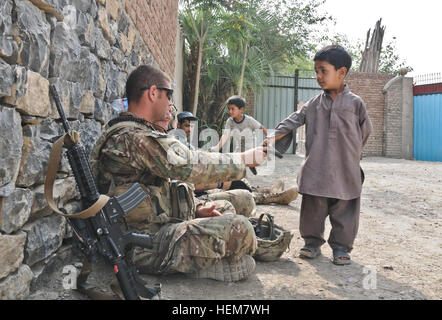 US Army 1st Lt. Greg Lins, ein Eingeborener von Point Pleasant, New Jersey, und 3rd Platoon Leader für A Batterie, 2nd Battalion (Airborne), 377. Parachute Field Artillery Regiment, grüßt ein afghanischer Lokalmatador in Qalat einer weiblichen Schule in dem Dorf Mangas 7. Juli 2012. Fallschirmjäger der Task Force 2-377 gezogen Sicherheit in und rund um die Schule, während die Mitglieder des weiblichen Engagement Team sprach mit Lehrern der Schule Bedenken über die zukünftige Schulen zu diskutieren. Eine Batterie ermöglicht PFAR FET Mission 620305 Stockfoto