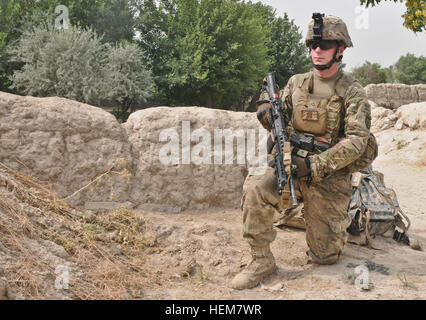 US-Armee Pfc John Quinton, gebürtig aus sozialen Kreis, Ga., und Grenadier, 3rd Platoon, ein Akku, 2nd Battalion (Airborne), 377. Parachute Field Artillery Regiment, zieht Sicherheit außerhalb einer weiblichen Schule in dem Dorf Mangas 7. Juli 2012 zugewiesen. Fallschirmjäger der Task Force 2-377 gezogen Sicherheit in und rund um die Schule, während die Mitglieder des weiblichen Engagement Team sprach mit Lehrern der Schule Bedenken über die zukünftige Schulen zu diskutieren. Eine Batterie ermöglicht PFAR FET Mission 620306 Stockfoto