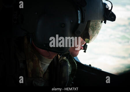 US Army Spc. Bryan Heaston, 30, Lusby, MD, beobachtet die afghanischen Landschaft aus einem Medevac-Hubschrauber UH-60 Black Hawk 8 Juli. Heaston, einen Medevac Crewchief unterstützt auf seinen ersten Einsatz derzeit die Forward Operating Base Schaft, Task Force Corsair, 82. Combat Aviation Brigade. "Wenn wir eine Mission fliegen," sagte Heaston, "das heißt, jemand ist nicht gut. Eine perfekte Bereitstellung wäre keine Missionen. " Die besten Soldaten für die schlimmsten Momente, fliegt Medevac, Tag und Nacht 625497 Stockfoto