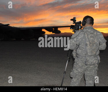 SPC. Benjamin Soler, San Francisco native und broadcast Journalist mit der 222. Broadcast Operations Ablösung in Bell, Kalifornien, nimmt Videos von Soldaten, die Durchführung von medizinischen Evakuierung Schulungen bei Combat Support Training Übung-91, 11. Juli 2012. Armee-Reserve Journalist Züge am CSTX-91 120711-A-YV504-008 Stockfoto