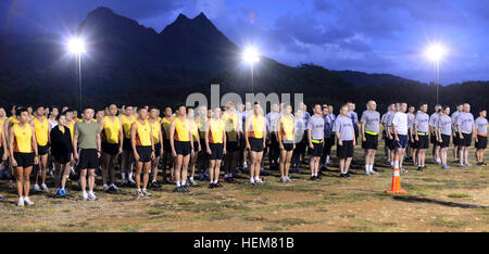 Mitglieder der Singapore Armed Forces und das US-Militär stehen in Bildung und stretching-Übungen vor ein ultimative Rugby Turnier 12 Juli am regionalen Training Institute, Waimanalo, Hawaii während bilaterale Übung Tiger Balm 2012 durchzuführen. Foto von Sgt. Jason van Mourik, 115 Mobile Public Affairs-Abteilung, Oregon Army National Guard. Tag des Sports vereint, Singapur und uns Streitkräfte 120712-A-PL933-006 Stockfoto