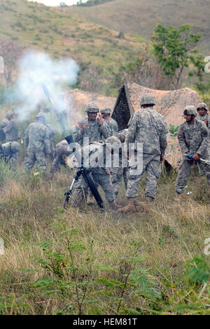 Mortarmen aus Puerto Rico National Guard, 1. Bataillon, 296. Infanterie-Regiment 101. Truppe Befehl schärfen ihre Fähigkeiten während einer "Feuer für Effekt" Übung im Camp Santiago gemeinsame Manöver Training Center 12 Juli. Die Soldaten der 101. TC sind derzeit ihre jährliche Ausbildung in welcher Armee Krieger Aufgaben, Schlacht Übungen und Training für ihre Militär am Arbeitsplatz Fähigkeiten umgesetzt werden bezogene, um Kenntnisse zu erhalten und mit der Ausrüstung, die sie im Falle einer Bereitstellung behandelt vertraut sein. 1. Bataillon, 296. Infanterie-Regiment, 101st Truppe-Befehl ausgeführt wird Stockfoto