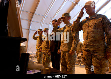 Zollen Sie Provinz LOGAR, Afghanistan - (von rechts) Command Sergeant Major Samuel Coston, Oberst Andrew Rohling von der 173rd Airborne Brigade Combat Team, Herr David Gallalee, der hochrangigen zivilen Vertreter für die 173. Command Sergeant Major Richard Capps und Colonel Mark Mark Landes, der die ausgehende 3rd Infantry Brigade Combat Team, 1. US-Panzerdivision, für sechs gefallenen Soldaten aus den 978th Military Police Company , während einer Gedenkfeier am vorwärts Operating Base in der Luft in der afghanischen Provinz Wardak, 14. Juli 2012.  Staff Sgt Ricardo Seija, Spc. Trevor Adkins, Erica Aleckse Spc. Stockfoto