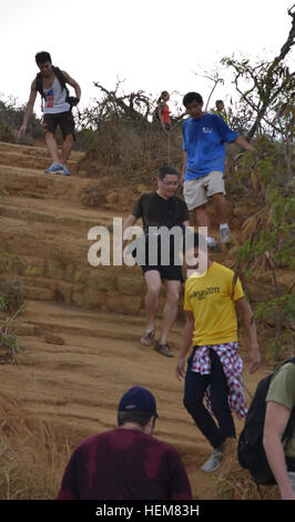 Soldaten der Oregon National Guard und der singapurischen Streitkräfte absolvierten am 15. Juli 2012 einen Teambuilding-Aufstieg auf dem Koko Head Trail in Oahu, Hawaii. im Rahmen der Übung Tiger Balm 2012 zur Stärkung der militärischen Zusammenarbeit und der strategischen Interoperabilität. Stockfoto