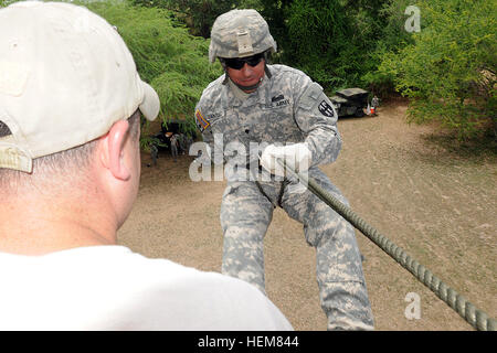 SPC. Jose Santiago, ein Kampfingenieur der 1013th Ing. Co, 101. Truppe Befehl Puerto Rico National Guard, und gebürtig aus Caguas, Puerto Rico, Abseilung hinunter die 40-Fuß hohen Turm im Camp Santiago gemeinsame Manöver Training Center auf 16 Jul. Die Soldaten der 101. TC sind derzeit ihre jährliche Weiterbildung.  (US Army Foto Staff Sgt. Joseph Rivera Rebolledo, 113. MPAD, 101. Truppe Befehl PRNG) Ingenieure Vorbereitung für kommende Sapper Schule 120716-A-SM948-203 Stockfoto