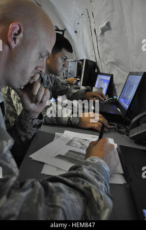 Ein Air-Liaison-Offizier und ein Brigade-Luftfahrtoffizier koordinierten die Flugplanungen für Übung Tiger Balm am Hawaii Army National Guard Regional Training Institute in Waimanalo. Die bilaterale Übung mit den Streitkräften Singapurs betonte Teambildung, Interoperabilität und kulturellen Austausch zwischen US-amerikanischen und Partnereinheiten. Stockfoto