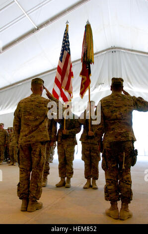 Provinz LOGAR, Afghanistan--(links) Oberst Andrew Rohling, Kommandant, und Command Sergeant Major Samuel Coston sowohl von der 173rd Airborne Brigade Combat Team, Gruß nach uncasing der Brigade Farben bei einer Übertragung von Autorität Zeremonie im Forward Operating Base Schaft, 17.Juli.  Der Himmel Soldaten der 173. übernahm Logar und Wardak Provinzen von 3. IBCT, 1. US-Panzerdivision.  Dies ist die 173. zweiter Einsatz in der Region und ihren fünften seit 2003. (Foto von Armee Sgt. Michael Sword, TF 173 Public Affairs) 173. kehrt in Logar, Wardak Provinzen 627954 Stockfoto