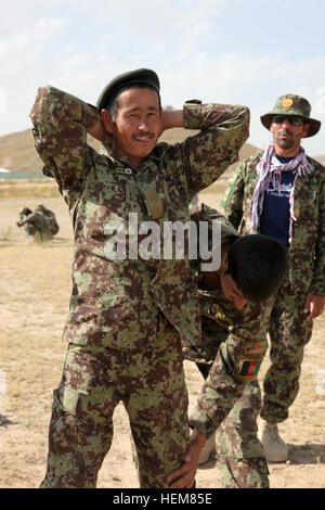 Afghan National Army Soldaten, zugeordnet der Route Clearance Gesellschaft in der 203. Donner Corps, üben einen Häftling auf der Suche nach versteckte Waffen während Zähler Sprengsatz Training auf Forward Operating Base Donners, improvisiert der Provinz Paktia, Afghanistan, 17. Juli 2012. (US Armee-Foto von Sgt. Kimberly Trumbull/freigegeben) IED training 120717-A-PO167-089 Stockfoto