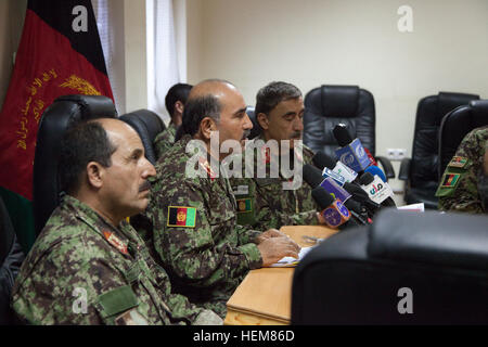 Afghan National Army Generalmajor Abdul Mohammad Sarwar Khaliq, Center, Leiter des Generalstabs, gibt eine Pressekonferenz auf Forward Operating Base Donners, Provinz Paktia, Afghanistan, 18. Juli 2012. (US Armee-Foto von Sgt. Kimberly Trumbull/freigegeben) ANA-Pressekonferenz 120718-A-PO167-336 Stockfoto