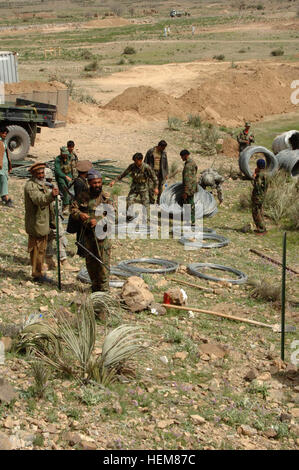 Am 29. März trennen afghanischen Grenze Polizisten Bündel von Konzertina Draht für den Ausbau der Bara Tane Grenze Check Point in der Khowst Provinz von Afghanistan. Bara Tane Grenze Check Point Expansion 41225 Stockfoto