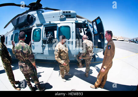 Ein französische Luftwaffe EC 725 Caracal Hubschrauber der Task Force Mousquetaire sitzt auf dem Display am Kabul International Airport für ein Kontingent von US Armee-Flieger und Befehlshaber von der Task Force Pegasus, 82. Combat Aviation Brigade, Juli 21. Der Karakal ist ein Multifunktions Transporthubschrauber verwendet für Truppentransporter, Unfall-Evakuierung und bekämpfen Suche und Rettung, ähnlich wie der UH-60 Black Hawk der US Army verwendet.  Das Treffen zwischen den beiden Task Forces war eine Gelegenheit, Flugzeuge Fähigkeiten zu vergleichen und festzustellen, wie die beiden NATO-Partner am besten miteinander in Operationen über Geschäftsgebäuden helfen können Stockfoto