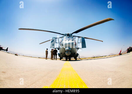 Ein französische Luftwaffe EC 725 Caracal Hubschrauber der Task Force Mousquetaire sitzt auf dem Display am Kabul International Airport für ein Kontingent von US Armee-Flieger und Befehlshaber von der Task Force Pegasus, 82. Combat Aviation Brigade, Juli 21.  Der Karakal ist ein Multifunktions Transporthubschrauber verwendet für Truppentransporter, Unfall-Evakuierung und bekämpfen Suche und Rettung, ähnlich wie der UH-60 Black Hawk der US Army verwendet.  Das Treffen zwischen den beiden Task Forces war eine Gelegenheit, Flugzeug-Funktionen zu vergleichen und festzustellen, wie die beiden NATO-Partner am besten miteinander im Betrieb über Osten helfen können Stockfoto