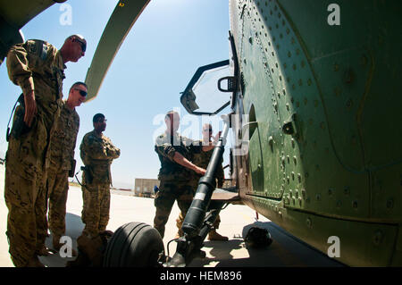 Provinz KABUL, Afghanistan - A französische Armee Offizier weist darauf hin die Funktionen eines Eurocopter EC 665 Tigre Angriff 21 Juli am Kabul International Flugplatz (links nach rechts Hubschrauber) 82. Combat Aviation Brigade CMD Sgt. Major Larry Farmer, von San Diego, Kalifornien, 82. CAB Kommandeur US Armee Oberst TJ Jamison, Broken Arrow, Oklahoma, und 82. CAB Executive Officer Major Kendric Smith , von Las Vegas, Nevada Die Tour der französischen Luftfahrt Vermögenswerte war eine Gelegenheit für Führungspositionen von Task Force Mousquetaire und TF Pegasus Flugwerk Funktionen vergleichen und bestimmen, wie Sie am besten zu jeder Othe unterstützen Stockfoto