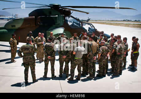 Provinz KABUL, Afghanistan - US Armee Oberst TJ Jamison befasst sich eine Kontingent der Flieger von Task Force Mousquetaire, französische Luftfahrt Truppen stationiert am internationalen Flughafen von Kabul, Afghanistan, Juli 21, vor einer EC 665 Eurocopter Tigre als Führungspositionen aus den 82. Combat Aviation Brigade traf mit TF Mousquetaire Führer und Piloten Flugzeuge Möglichkeiten zu vergleichen und diskutieren Methoden zur besseren Unterstützung gegenseitig in den Himmel über Ost-Afghanistan. (Foto: US-Armee Sgt. 1. Klasse Eric Pahon) TF-Pegasus-Mitarbeiter Touren französische Flugzeuge für multilaterale Verständnis der capabi Stockfoto