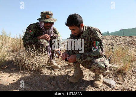 Afghan National Army Soldaten, zugeordnet der Route Clearance Gesellschaft in der 203. Donner Corps, darauf vorbereiten, einen improvisierten Sprengsatz detonieren beim Zähler IED Training auf Forward Operating Base Donners, Provinz Paktia, Afghanistan, 23. Juli 2012. IED 120723-A-PO167-056 training zu begegnen Stockfoto