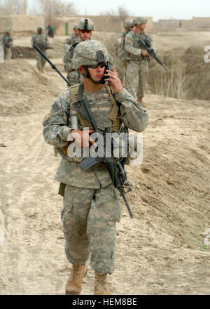 Fallschirmjäger von 3rd Platoon, Alpha Company, 2. Bataillon, 508. Fallschirm-Infanterie-Regiment, 82. US-Luftlandedivision patrouillieren in der Nähe der Stadt Miri in der Provinz Ghazni, Afghanistan, 31. März 2007. Fallschirmjäger patrouillieren Ghazni 47990 Stockfoto