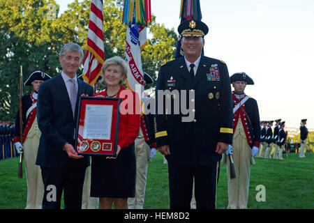 Secretary Of The Army Hon John McHugh und Army Chief Of Staff General Raymond T. Odierno präsentieren ein Schreiben der Anerkennung an Senator Kay Bailey Hutchinson für ihre unerschütterliche Unterstützung an die Abteilung der Armee, während eine Hommage an die Mitglieder des Kongresses bei Whipple Field in Joint Base Myer-Henderson Hall, VA. 25. Juli 2012 in den Ruhestand. (US Armee-Foto von Staff Sgt. Teddy Wade/freigegeben) Defense.gov-Foto-Essay 120725-A-AO884-120 Stockfoto