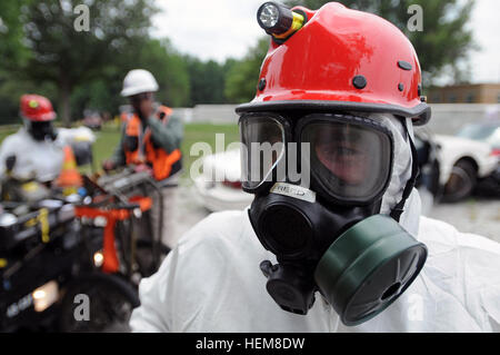 CBRN-Spezialisten der Tennessee Army National Guard führten während der VIBRANT Response 13, einer vom U.S. Northern Command geleiteten Übung, die eine Streckenfreigabe und Strahlendetektion im Muscatatuck Urban Training Center durch. Stockfoto