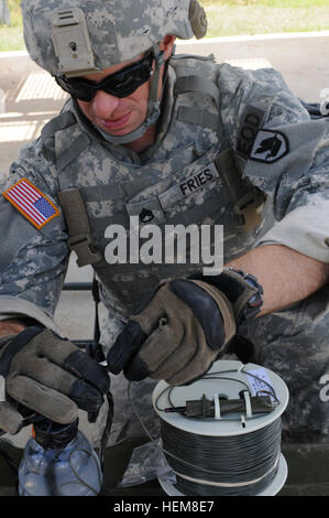 Staff Sgt Friedrich Fries; derzeit mit der 319th EOD; Camp Murray; Wash; bereitet eine Wasser-Gebühr, um seine Wirkung auf Metall auf seiner Fahrspur 27. Juli 2012 zeigen; im Camp Santiago; Puerto Rico während Team Leader Zertifizierungsschulungen. (Foto: U.S. Army Spc. Catherine Sinclair) IRobot 120727-A-HC609-044 Stockfoto