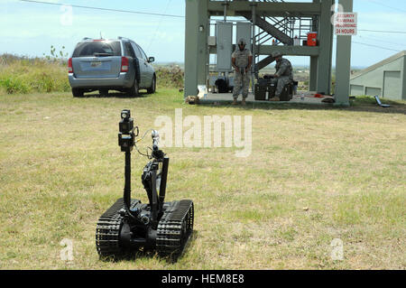 Personal Sgt. Friedrich Fries, derzeit mit der 319th EOD, Lager Murray, Washington, Steuerung der Pac Bot Irobot wie es ein Wasser zum Bestimmungsort Ziele am 27. Juli 2012, im Camp Santiago, Puerto Rico während Team Leader Zertifizierungsschulungen Tatvorwurf. IRobot 120727-A-HC609-047 Stockfoto