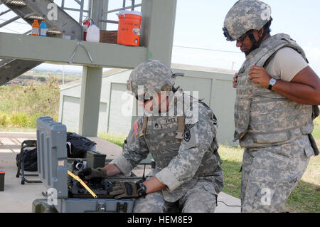 Staff Sgt Friedrich Fries; derzeit mit der 319th EOD; Camp Murray; Wash; die Pac Bot Irobot steuert, wie es ein Tatvorwurf ist Wasser zum Bestimmungsort Ziele beim Spc Jennifer Pulliam derzeit mit 161 medizinischen Bataillon Bildschirm Alabama Nationalgarde beobachtet der Roboter Fortschritte auf den Laptops vier Kamera teilen 27. Juli 2012; im Camp Santiago; Puerto Rico während Team Leader Zertifizierungsschulungen. (Foto: U.S. Army Spc. Catherine Sinclair) IRobot 120727-A-HC609-049 Stockfoto