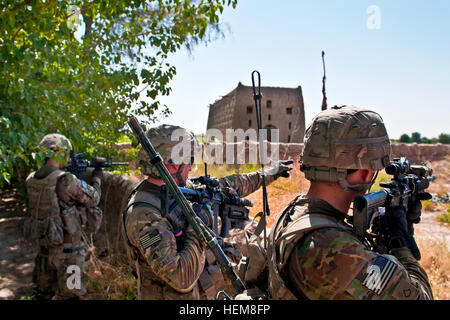 Soldaten der US-Armee des 2. Platoon, Apache Company, führen eine Fußpatrouille im Süden Afghanistans durch, um mögliche feindliche Bewegungen zu identifizieren, um das Situationsbewusstsein und die Sicherheit aufrechtzuerhalten. Stockfoto