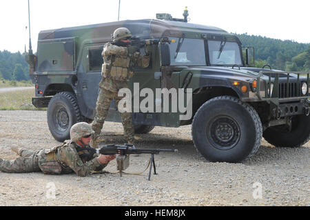 Georgische Soldaten vom 1. Zug, Bravo Company, 32. Infanterie-Bataillon hinter einem Humvee während eine Mission Probe Übung (MRE) an den Joint Multinational Readiness Center in Hohenfels, Deutschland, 2. August 2012 statt. MREs sollen Einheiten für den Einsatz im Afghanistan-Theater Operationen Aufstandsbekämpfung, Stabilität und Transportabläufe zur Unterstützung der NATO International Security Assistance Force durchzuführen vorbereiten.  (US Armee-Foto von Spc. Fredrick J. Willis Jr./freigegeben) Georgische 32nd Infanteriebataillon Mission Rehearsal Übung 120802-A-OY175-001 Stockfoto