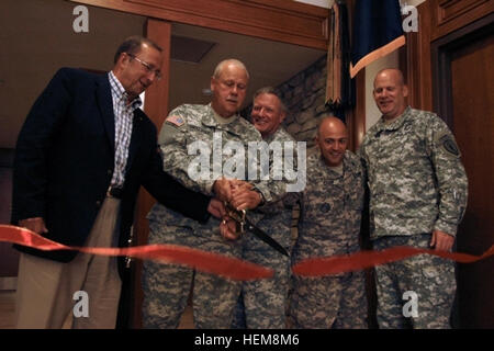 Pensionierter Oberst Jörg Stachel, Generalmajor R. Martin Umbarger, Generaladjutant von Indiana, Generalmajor Omer C. Tooley, stellvertretender Generaladjutant und Senior Mission Kommandant von Camp Atterbury-Muscatatuck, Command Sergeant Major Otis L. Pugh, Camp Atterbury Garrison Befehl Sergeant-Major und Oberst Ivan Denton, Camp Atterbury Garrison Kommandant schneiden das Band um das Camp Atterbury Museum während der Banddurchtrennungszeremonie am Camp Atterbury Welcome Center offiziell eröffnet , 3. August 2012.  Das Camp Atterbury Welcome Center präsentiert Besuchern mit Camp Atterbury 70-jährige hist erkunden Stockfoto