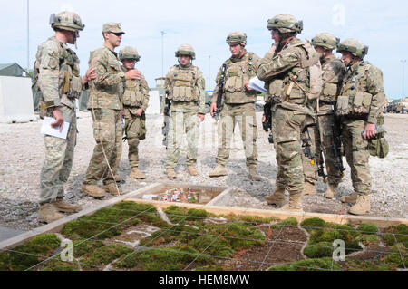 Ein Soldat der georgischen Armee von Alpha Company, 32. Infanterie-Bataillon Slips seiner Soldaten auf eine bevorstehende Mission mit einer Sand-Tabelle während einer Mission Probe Karte ausüben (MRE) an den Joint Multinational Readiness Center in Hohenfels, Deutschland, 4. August 2012. MREs sollen Einheiten für den Einsatz im Afghanistan-Theater Operationen Aufstandsbekämpfung, Stabilität und Transportabläufe zur Unterstützung der NATO International Security Assistance Force durchzuführen vorbereiten.  (US Armee-Foto von Spc. Fredrick J Willis Jr./freigegeben) Georgische 32. Infanterie-Bataillon Mission Rehearsal Übung 120 Stockfoto