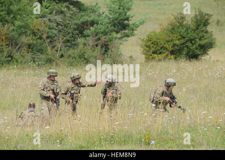 Georgische Soldaten aus dem 12. Licht-Infanterie-Bataillon bewegen während einer Mission Probe Übung (MRE) an den Joint Multinational Readiness Center in Hohenfels, Deutschland, 5. August 2012 über ein Feld. MREs sollen Einheiten für den Einsatz im Afghanistan-Theater Operationen Aufstandsbekämpfung, Stabilität und Transportabläufe zur Unterstützung der NATO International Security Assistance Force durchzuführen vorbereiten.  (US Army Foto von Sgt. Robert Blätter/freigegeben) Georgische 12. Infanterie-Bataillon Mission Probe üben 120805-A-YC341-005 Stockfoto