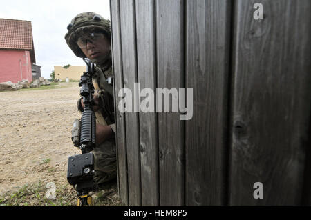 Georgische Armee Soldat der Alpha Company, zerrt 12. Licht-Infanterie-Bataillon Sicherheit während einer Mission Probe Übung (MRE) an den Joint Multinational Readiness Center in Hohenfels, Deutschland, 6. August 2012. MREs sollen Einheiten für den Einsatz im Afghanistan-Theater Operationen Aufstandsbekämpfung, Stabilität und Transportabläufe zur Unterstützung der NATO International Security Assistance Force durchzuführen vorbereiten.  (US Armee-Foto von Spc. Tristan Bolden/freigegeben) Georgische 12. Licht-Infanterie-Bataillon Mission Probe üben 120806-A-PU716-004 Stockfoto