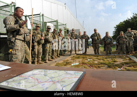 Georgische Land Kräfte Generalmajor George Gudadze, links, mit Delta Company, 12. Light Infantry Battalion, gibt ein Missions-briefing während der georgischen Mission Rehearsal Übung (MRE) 12 / 07 an den Joint Multinational Readiness Center in Hohenfels, Deutschland, 10. August 2012. Georgische MRE ist eine kombinierte Übung in die USA, die und georgische Soldaten Aufstandsbekämpfung, Stabilität und Transport Operationen in Vorbereitung für einen Einsatz in Afghanistan zur Unterstützung der NATO üben. (US Armee-Foto von Spc. Tristan Bolden/freigegeben) Georgische Mission Rehearsal Übung 12 / 07 120810-A-PU716-004 Stockfoto