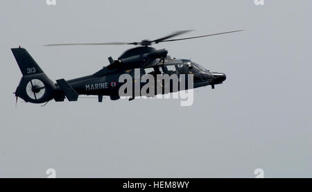 Ein französischer Dauphin 35F-Hubschrauber des nuklearbetriebenen Flugzeugträgers Charles de Gaulle schwingt während bilateraler Übungen im Arabischen Meer über dem Flugdeck der USS John C. Stennis und unterstützt multinationale Bodenstreitkräfte in Afghanistan. Stockfoto