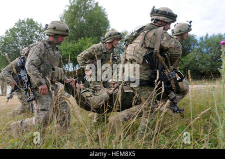 Georgische Soldaten aus dem 32nd Infanterie-Bataillon tragen ein Opfer für medizinische Evakuierung während einer Mission Probe Übung (MRE) an den Joint Multinational Readiness Center in Hohenfels, Deutschland, 11. August 2012. MREs sollen Einheiten für den Einsatz im Afghanistan-Theater Operationen Aufstandsbekämpfung, Stabilität und Transportabläufe zur Unterstützung der NATO International Security Assistance Force durchzuführen vorbereiten.  (Foto: US-Armee Sgt. Eric M. Garland/veröffentlicht) Georgische 32. Infanterie-Bataillon Mission Probe üben 120811-A-ML570-002 Stockfoto