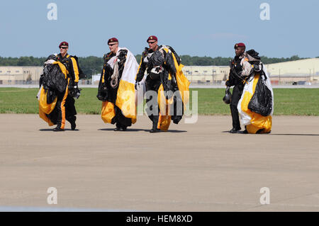 Vier Fallschirmjäger aus der 101st Airborne Division Fallschirm Demonstration Team, gehen Sie in Richtung der Masse nach dem Sprung aus einem Flugzeug Wochentags 2012 der Adler Super Samstag Air Show in Fort Campbell, Kentucky, Aug. 11. 2012 Woche der Eagles Air Show ist nur für einen Tag voller Spaß, Brigaden erhalten die Chance, an mehreren Turnieren verdienen ihre prahlen zu konkurrieren. (Foto: US-Armee SGT Shanika L. Futrell, 159. Combat Aviation Brigade Public Affairs / veröffentlicht) 101st Airborne Division Super Samstag Air Show wieder einmal bringt Familien und Freunde zusammen 120811-A-CK382-005 Stockfoto