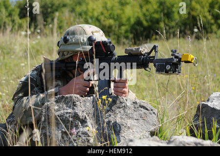 Georgische Armee Soldat, die Charlie Kompanie zugewiesen, zieht 12. Licht-Infanterie-Bataillon Sicherheit am Kontrollpunkt Verkehr während einer Mission Probe Übung (MRE) an der Joint Multinational Readiness Center in Hohenfels, Deutschland, 14. August 2012. MREs sollen Einheiten für den Einsatz im Afghanistan-Theater Operationen Aufstandsbekämpfung, Stabilität und Transportabläufe zur Unterstützung der NATO International Security Assistance Force durchzuführen vorbereiten.  (US Armee-Foto von Pfc. James Stokes/freigegeben) Georgische 12. und 32. leichte Infanterie-Bataillone Mission Rehearsal Übung 1208 Stockfoto