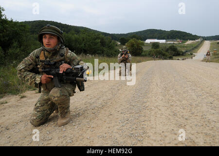 Georgische Soldaten, Alpha Company, 12. Light Infantry Battalion, führen eine Patrouille während einer Mission Probe Übung (MRE) an den Joint Multinational Readiness Center in Hohenfels, Deutschland, 16. August 2012. MREs sollen Einheiten für den Einsatz im Afghanistan-Theater Operationen Aufstandsbekämpfung, Stabilität und Transportabläufe zur Unterstützung der NATO International Security Assistance Force durchzuführen vorbereiten.  (US Armee-Foto von Spc. Tristan Bolden/freigegeben) Georgische 12. leichte Infanterie-Bataillon Mission Rehearsal Übung 120816-A-PU716-001 Stockfoto