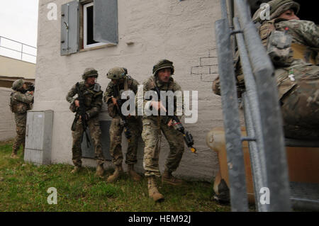 Georgische Soldaten, Alpha Company, 12. Light Infantry Battalion, führen einen Kordon und suchen Sie während einer Mission Probe Übung (MRE) an den Joint Multinational Readiness Center in Hohenfels, Deutschland, 16. August 2012. MREs sollen Einheiten für den Einsatz im Afghanistan-Theater Operationen Aufstandsbekämpfung, Stabilität und Transportabläufe zur Unterstützung der NATO International Security Assistance Force durchzuführen vorbereiten.  (US Armee-Foto von Spc. Tristan Bolden/freigegeben) Georgische 12. leichte Infanterie-Bataillon Mission Rehearsal Übung 120816-A-PU716-006 Stockfoto