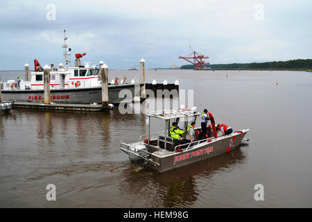 Military Ocean Terminal Sunny Point, North Carolina, Hafen-Patrouille vollbringt ein mock Wasserrettung während der Punkt Defender 2012 Übung Aug. 20-23 auf MOTSU.  Das Szenario war eine von Dutzenden von Veranstaltungen, die während der Übung Punkt Defender 2012 Aug. 20-23 entfaltet.  Punkt-Defender ist ein Militäreinsatz Oberfläche und Verteilung Befehl Bekämpfung des Terrorismus und Kraft-Schutz-Übung jährlich abgehaltenen MOTSU.  Als Teil der Übung arbeitete Personal zugewiesen, um die 596th Transport-Brigade im MOTSU durch Dutzende von Szenarien entworfen, entwickelt, verfeinern und testen Sie den Befehl Anti-Terror-Suche Stockfoto