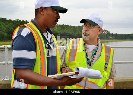 Besprechen Sie Senior Master Sergeant Darryl Dew (links) und Tony Russo, Übung Beobachter/Controller, die Ergebnisse eines Szenarios, Kai Feuer während Punkt Defender 2012 bei Military Ocean Terminal Sunny Point, N.C., Aug. 20-23.  Tau ist das US Transportation Command Force-Schutz-Büro zugewiesen und Russo arbeitet mit Militäreinsatz Oberfläche und Verteilung Befehl G2 Intelligenz und Sicherheitsdirektion.  Punkt-Defender ist ein SDDC Bekämpfung des Terrorismus und Kraft-Schutz-Übung jährlich abgehaltenen MOTSU.  Als Teil der Übung durchgearbeitet Personal zugewiesen, um die 596th Transport-Brigade Stockfoto