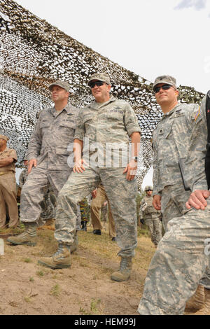 Gen Phillip M. Breedlove, Commander, US Air Forces Europe (Mitte), zusammen mit anderen Mitgliedern des Combatant Commanders Konferenz beobachten ein Stürmer Fahrzeug eine scharfer Munition Übung während des Combatant Commanders Konferenz, 22. August 2012 durchzuführen. Die 2012 Combatant Commander-Konferenz, die stattfindet, Aug. 22-23, am Joint Multinational Training Command oder JMTC Grafenwöhr, Deutschlands wird gehostet von der United States Army in Europa und bringt Europas Kampfkommandanten und eingetragenen Beraters gemeinsam zu diskutieren, Probleme, Herausforderungen und Chancen, Interopera zu entwickeln Stockfoto