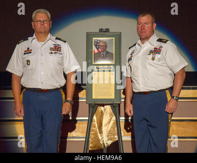 Die United States Army Sergeants Major Academy hielt eine Einführungszeremonie in Fort Bliss, Texas ab und präsentierte eine Replik-Gedenktafel zu Ehren eines pensionierten Anführers. Die Veranstaltung würdigt Beiträge zur beruflichen Entwicklung und Führung im Unteroffizierkorps der Armee. Stockfoto