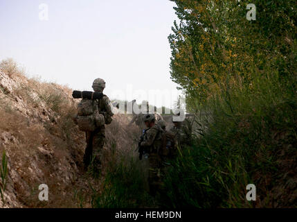 Soldaten des Unternehmens D, 2. Bataillon, 505. Fallschirm-Infanterie-Regiment, 3rd Platoon, 82. Infanterie-Division, zusammen mit einer explosiven Verordnung zur Verfügung Team, zwei Mitglieder der Sicherheit Kräfte beraten und unterstützen Teams und vier afghanische Armee Soldaten bereiten sich auf die Stadt Shituri, Afghanistan, 29. August 2012 zu bewegen. Die ANA Soldaten erhielt Intelligenz von lokalen Bürgern, dass die Stadt mehrere Taliban-verdächtige zusammen mit einer großen Menge an Waffen hatte. Fallschirmjäger in Bewegung 120829-A-NS855-554 Stockfoto