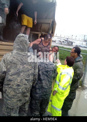 Flieger aus Louisiana National Guard St. Bernard Parish Beamten und staatlichen Behörden bei Hochwasser Suche unterstützen und Rettungsmaßnahmen in Braithwaite, Louisiana, 29. August 2012. Die LANG hat mehr als 5.000 Soldaten und Piloten auf Pflicht, unseren Bürgern, lokalen und staatlichen Behörden zur Unterstützung Betrieb Isaac zu unterstützen. Louisiana Gardisten helfen bei der Suche und Rettung 120829-A-SM895-040 Stockfoto