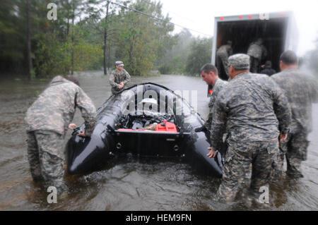 Mitglieder Support Company, 2. Bataillon, 20. Special Forces Group suchen durch überfluteten Gebiete in Moss Point, Frl. gestrandeten Bewohner nach Hurricane Isaac.  Diese Soldaten und anderen Mississippi Nationalgardisten gerettet haben mehr als 350 Personen in den vergangenen Tagen in Jackson, Hancock und Harrison County entlang der Golfküste von Mississippi. Mississippi National Guard Special Forces retten Bewohner nach dem Hurrikan Isaac 655511 Stockfoto