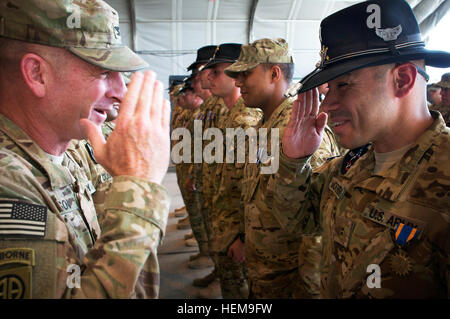 US Armee Oberst TJ Jamison, 82. Combat Aviation Brigade-Kommandeur der Broken Arrow, Oklahoma, vergibt Chief Warrant Officer 2 Jose Montenegro Jr. von San Juan, Texas, mit der Air Medal 30. August 2012, auf Bagram Air Field, Afghanistan. Montnegro, ein OH - 58D Kiowa Warrior Pilot zugewiesen Truppe F, 1-17 Air Cavalry Regiment, 82. Combat Aviation Brigade, 82nd Airborne Division, wurde getötet, als sein Hubschrauber in der Provinz Logar, Afghanistan, 5. September 2012 stürzte. Task Force Talon Ende der Tour vergibt 660620 Stockfoto