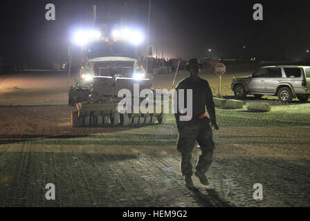 Sgt. Jesus A. Alvarez, ein LKW-Kommandant mit dem 25. Transport-Unternehmen begleitet ein Scout Mine-resistente Hinterhalt schützende Fahrzeug zu einem Munition auf 30. August 2012 auf Kandahar Flugplatz. Die 25. TC verwendet MRAP um Sicherheit für ihren Konvoi während der Nacht Zeit taktische Operationen zu ermöglichen.  (Foto: US-Armee Sgt. Gregory Williams) Soldaten transportieren Ladung nachts 657103 Stockfoto