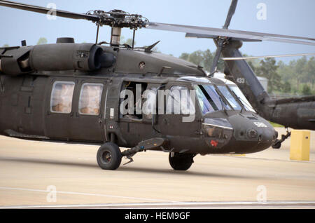 HAMMOND, Louisiana - A Louisiana Nationalgarde UH-60 Blackhawk bereitet sich auf Rohstoffe zu einem Standort der Punkteverteilung im südöstlichen Louisiana, 31. August 2012 fliegen. Die LANG hat mehr als 6.000 Soldaten und Piloten im Einsatz, durch die Durchführung von Hurricane Isaac Notfall-Operations zu unterstützen, unsere Bürgerinnen und Bürger, lokale & staatliche Behörden. (Foto: U.S. Army Spc. Scott Longstreet, 241st Mobile Public Affairs Abteilung/freigegeben) Louisana Nationalgarde Transporte liefert 120831-A-BH298-710 Stockfoto